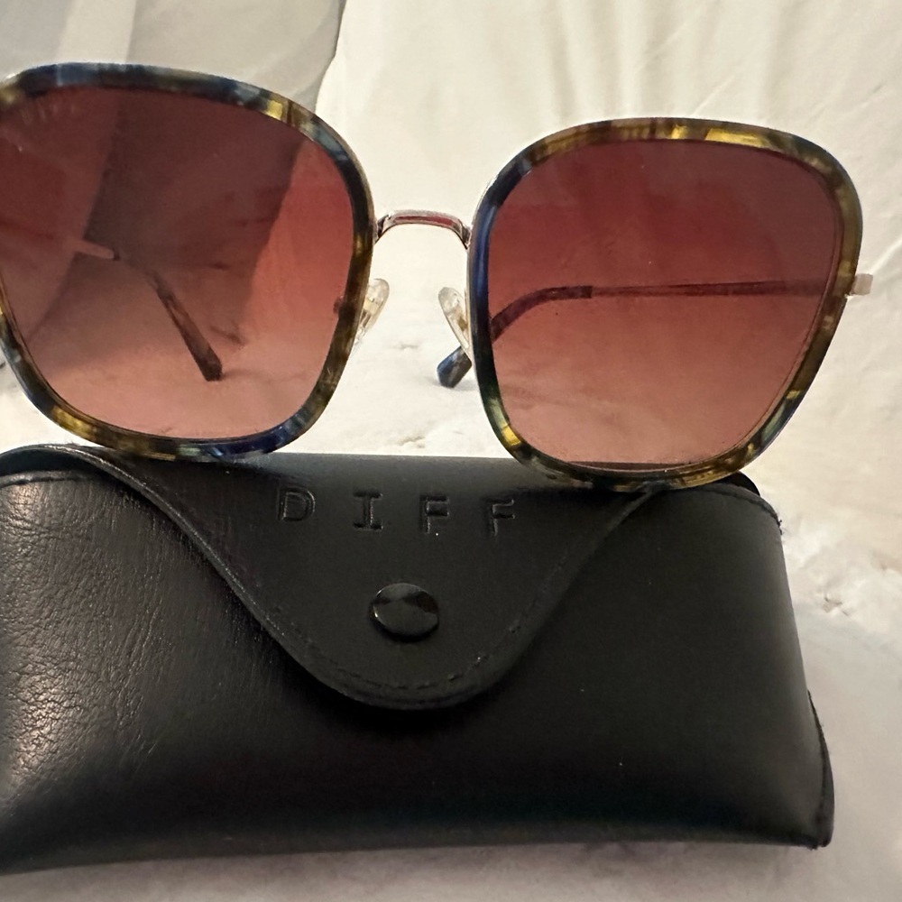 DIFF Women's Tortoise Sunglasses